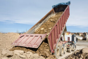 BAÑERA DESCARGANDO GRAVA-NATURAL