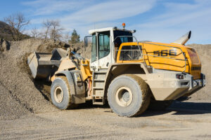 Pala cargando en acopio